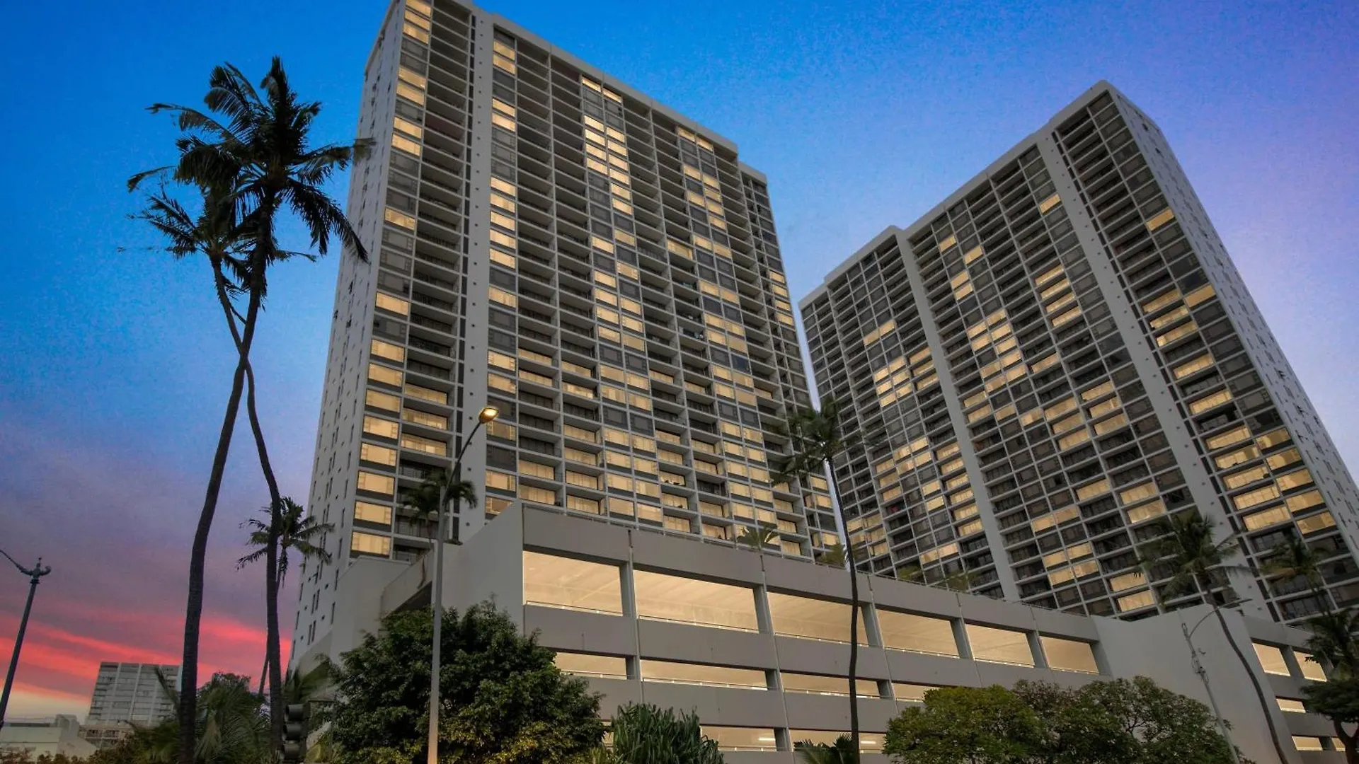 19Th Floor Condo With Lanai & Sea Views - Free Parking! Home Honolulu